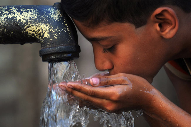 People using AI-powered surveillance around ATM